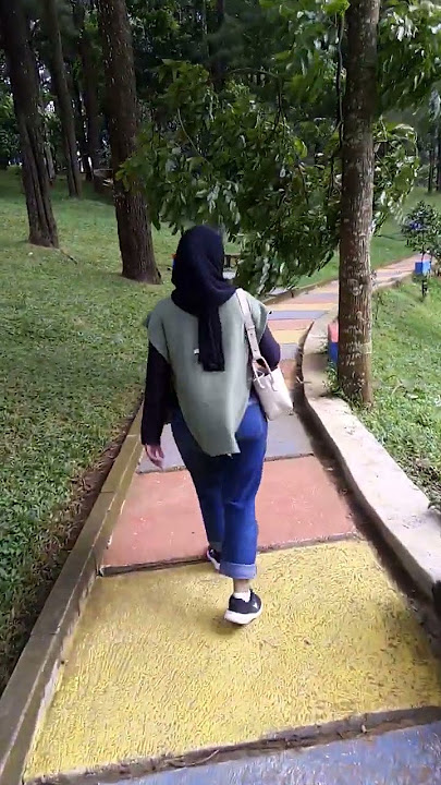 cantik lagi jalan sendirian #youtubeshorts #youtubeviral #cantik #liburan #liburanseru #shorts