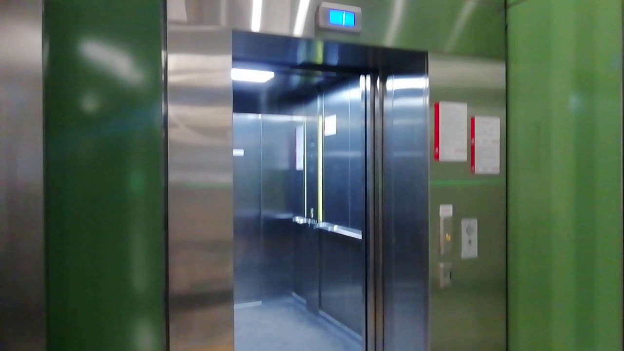 Лифт на станции метро Озёрная