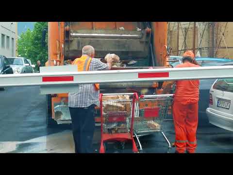 დასუფთავების სამსახურის თანამშრომლები \"კარფურის\" ვადაგასულ პროდუქციას ნაგვის მანქანაში ყრიან