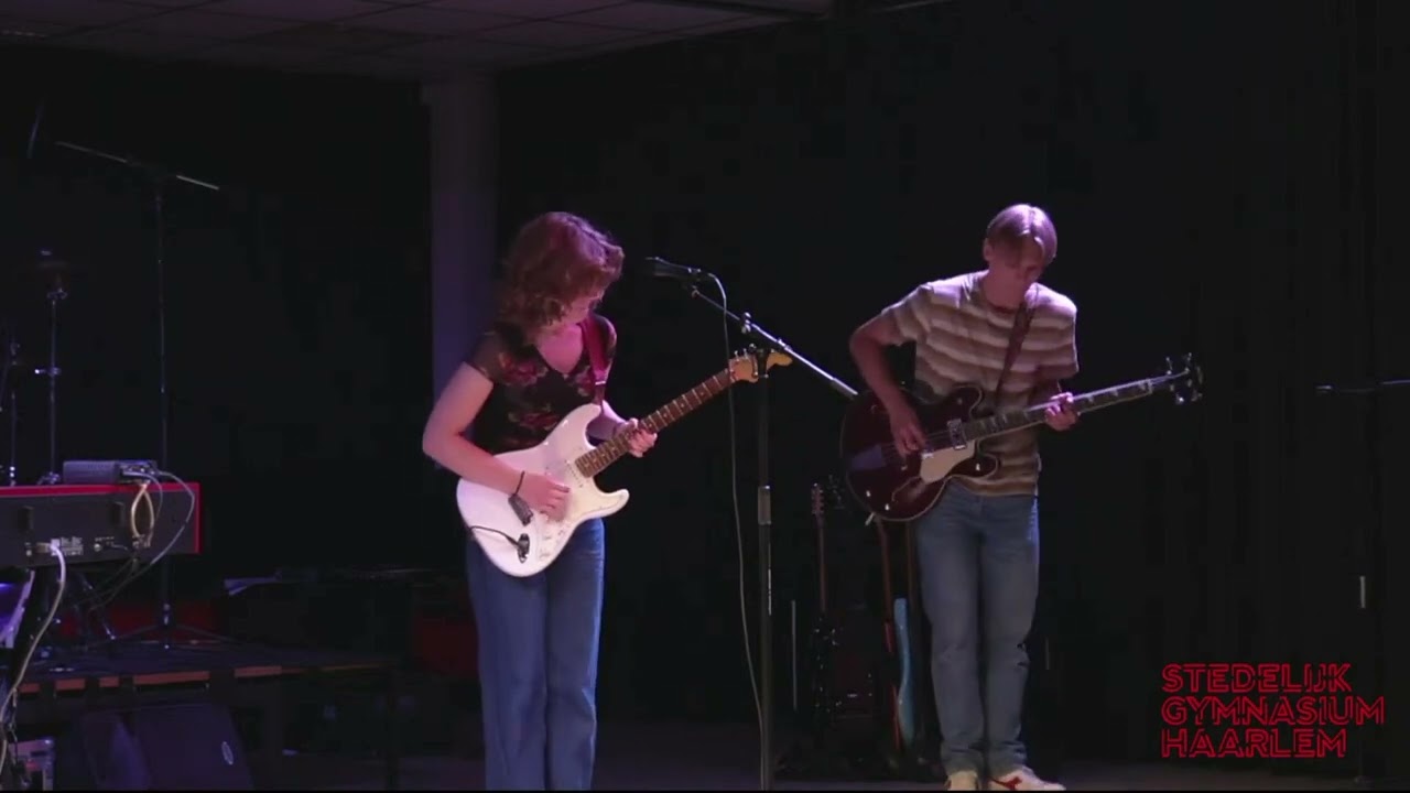 De solo van Hotel California, door Hannah (Gitaar), Daan (Drums) en Silvian (Bas)