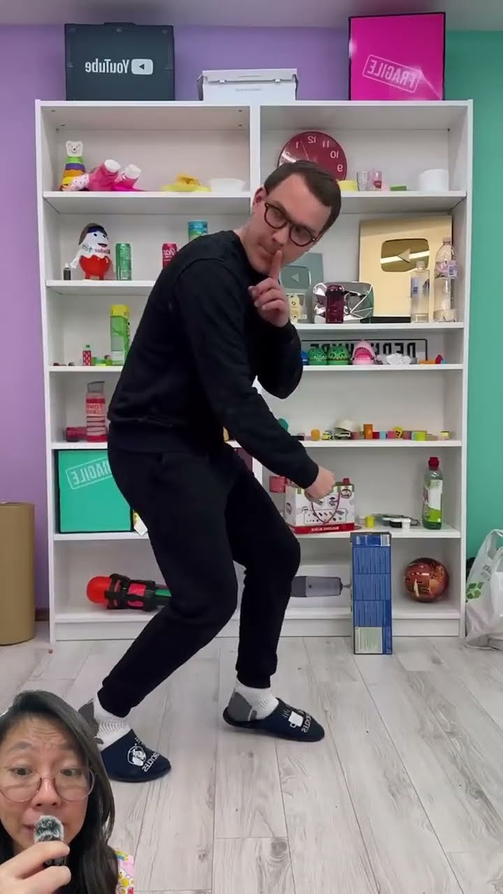 PELAN-PELAN KELUAR KAMAR BIAR GAK KETAHUAN ADIK ??