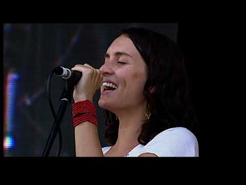 在 YouTube 上觀看「The Waifs - Lighthouse (Wave Aid 2005)」