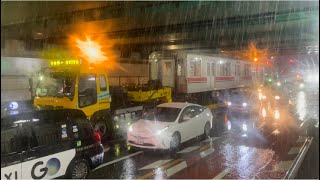 猛烈な雨の中の陸送…【02-186F 中間車両 廃車陸送】営団02系80番台02-186編成の中間車両が山広運輸のトラックに載せられ新宿大ガード下を発車するシーン（2022.9.24深夜）