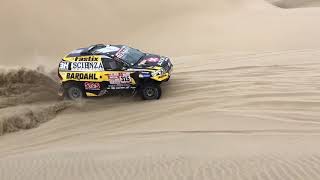 Dakar 2018 Renault Duster saliendo en zona de dunas