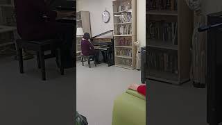 Пианистка Варвара Мягкова играет для пациентов хосписа