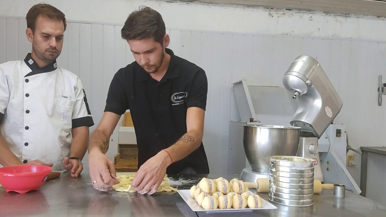 alfajor de maicena super fácil desde adentro de la panadería
