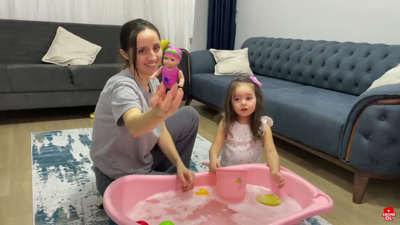 NEHİR'LE BERABER OYUNCAK YÜZEN BEBEK YÜZDÜRDÜK