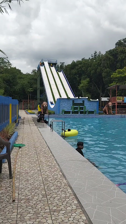 Uji nyali main perosotan di kolam renang Pancoran Banyuwangi