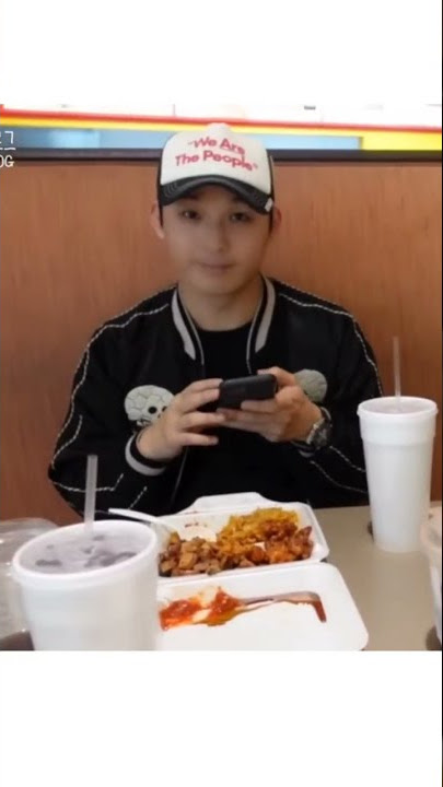 We all know Hyunsik's mood depends on food. #BTOB #Hyunsik