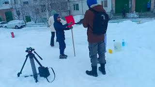 Попал в новости школьник который сам стал строить горку во дворе в свои каникулы!