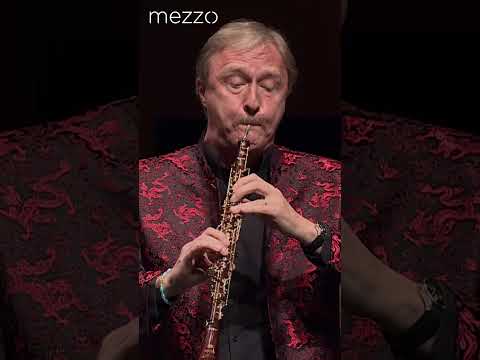 Смотреть «Bach: Concerto for Oboe d'amore - Albrecht Mayer, Berliner Philharmoniker» на YouTube