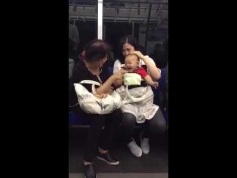 電車の中で大笑いが止まらない赤ちゃん Youtube