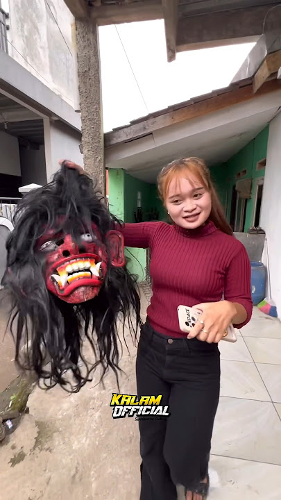 Terciduk wajah dibalik topeng GRANDONG kepalanya lepas ditarik cewek cantik