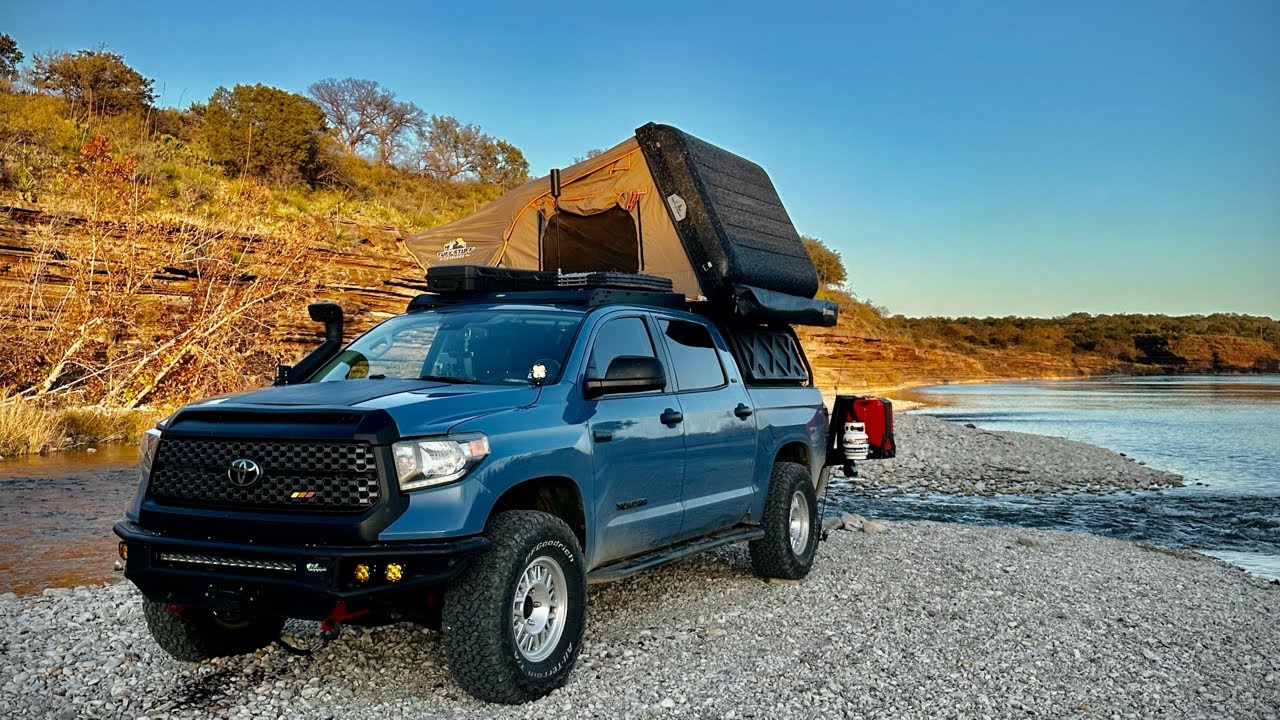Кемпинг на берегу реки и ловля радужной форели в холмистой местности Техаса | Одиночный лагерь, л...