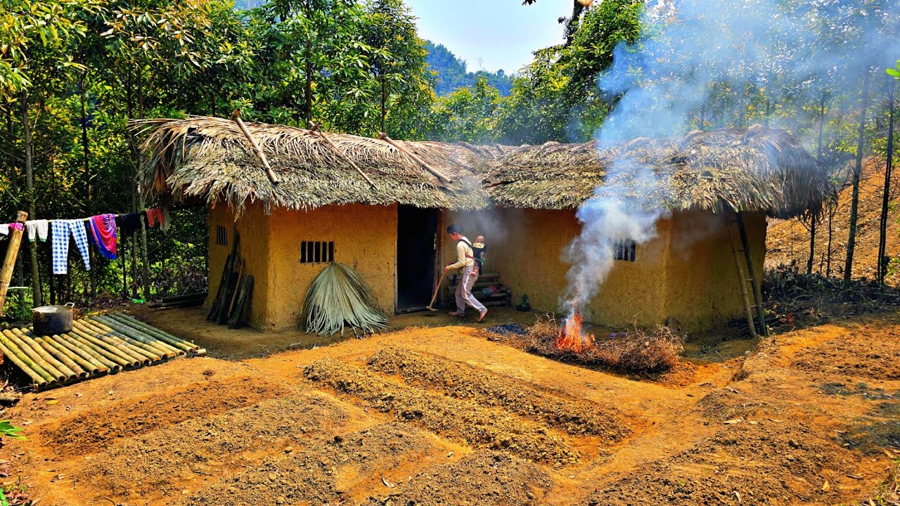 Мать-одиночка ремонтирует сад, чтобы выращивать больше овощей и баклажанов