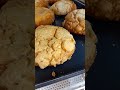 울퉁불퉁~투박함이매력인 그빵 곰보빵~달콤한토핑을 떼어먹는 재미에먹는 그빵! 입안에서우유와 고소한소보로가섞이며 살살녹는맛이일품이죠^^쿠키처럼토핑은  버터와설탕,밀가루,땅콩버터섞어만듬