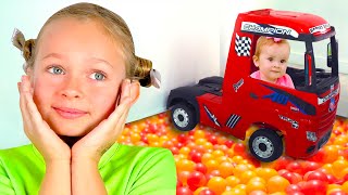 El Suelo es Lava  otras Canciones Infantiles | Maya y Mary