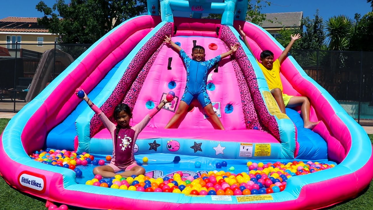 Emma Pretend Play Juega Con Juguetes De Tobogán De Agua Inflable Youtube