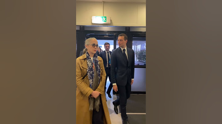 Jordan Bardella arrive pour son débat face à Gabriel Attal.