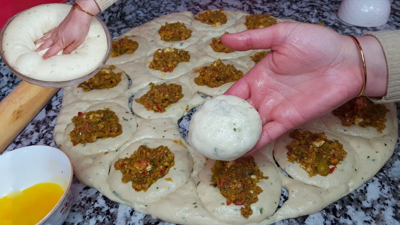 طلبية/بلا تكوار وبلا دليك من أسهل وألذ مايمكن تحضريه فالمملحات بحشوة بنينة بعجينة السفنج//الكرص