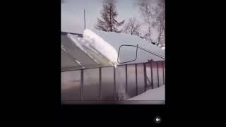 Отличная идея уборки снега с крыш и теплиц