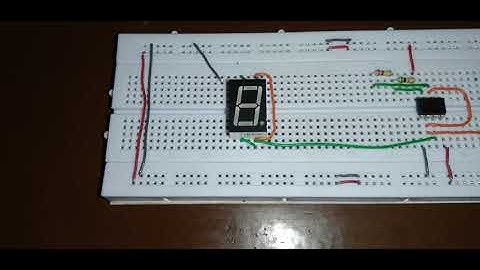 Laboratorio haciendo la letra S con un circuito integrado 555 y un display 7 segmentos