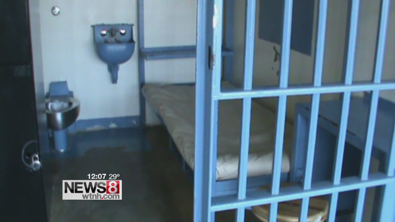 Lawmakers split on bill banning felons from public office