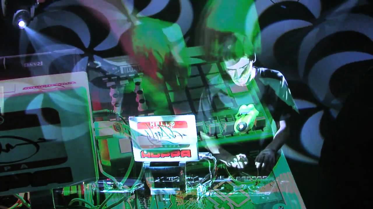 DJ Hoppa making beats Akai MPD26 Broken Complex