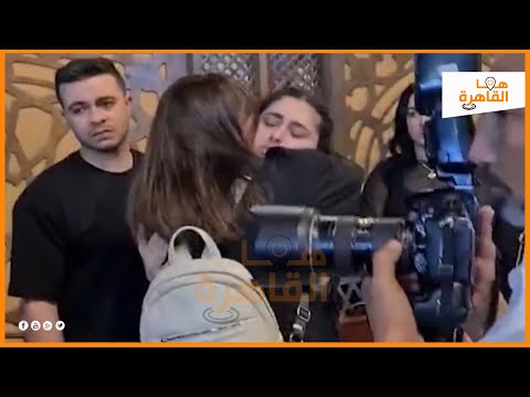 بكاء شديد للفنانة ريم احمد أثناء استقبالها عــزاء والدتها 