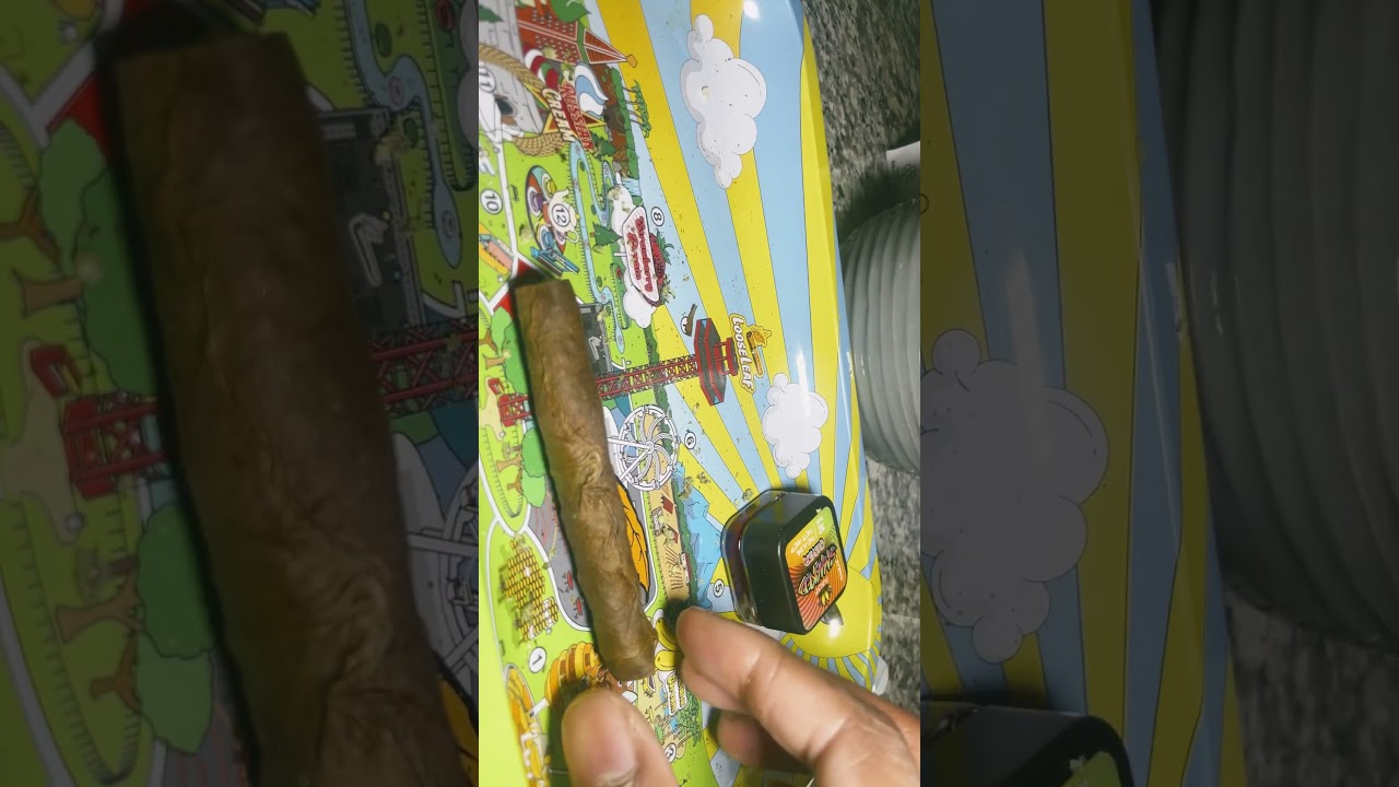 Rolling up a 3.5g backwood 🔥💨