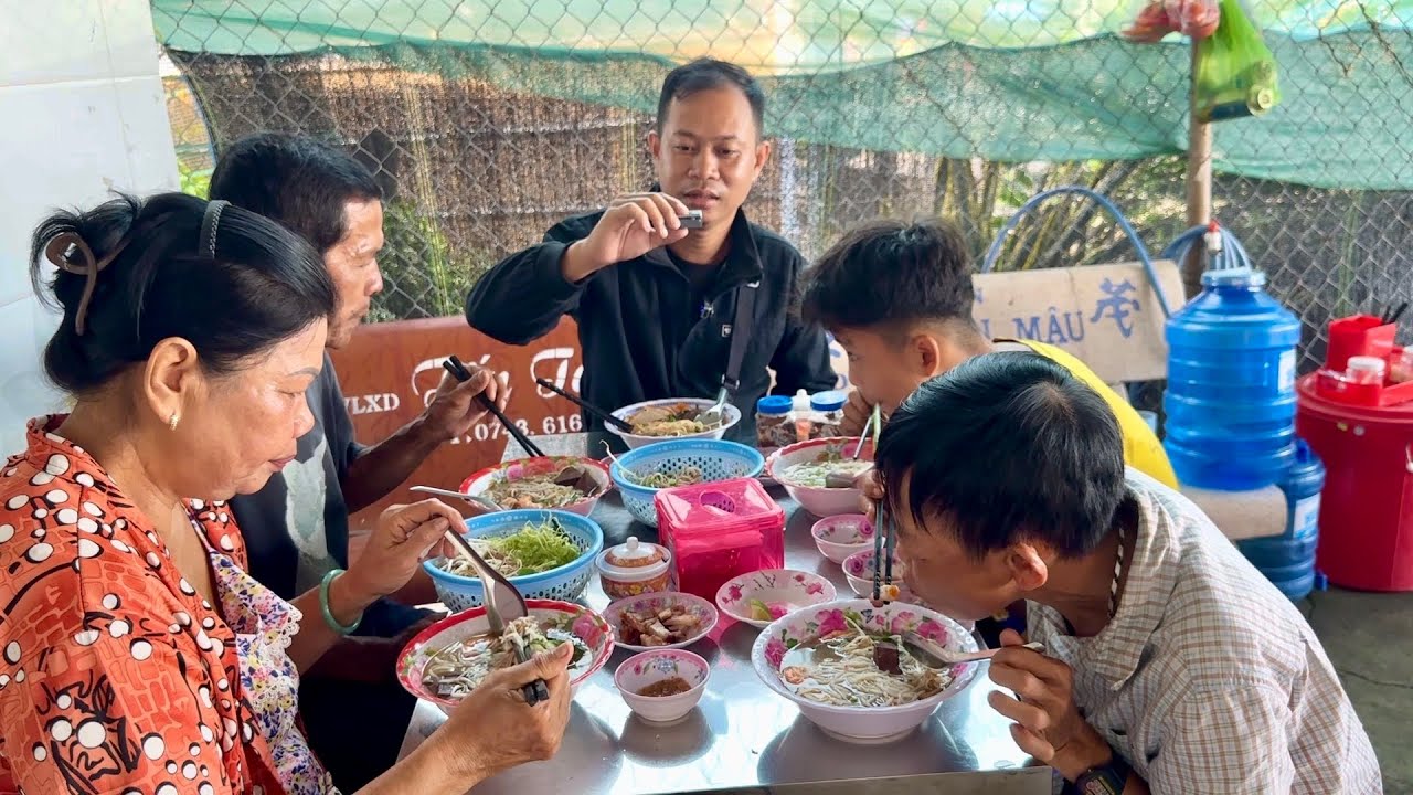 Quán Bún 20k Đông Nghẹt Khách Ăn Mừng Mới Mua Mic Lọc Âm Cùng Gia Đình ...