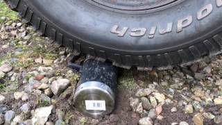 Deutscher Jagdterrier Test Stanley Isolierkanne Und Fährt Mit Dem Auto Drüber