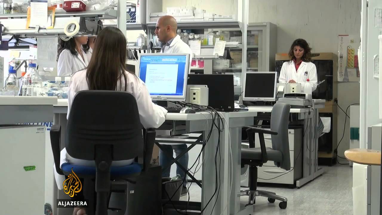 علماء إيطاليون يجرون اختبارات على لقاح جديد ضد الإيبولا