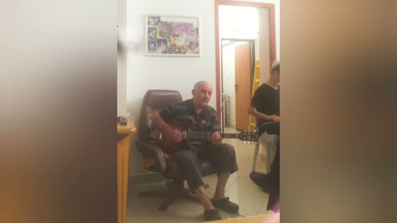 אלירן אלבז אצל משה בן מוש בבית בקטע זבקיקו יוונית 2013