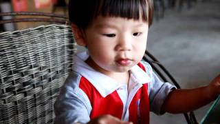 20111005 邊吃飯邊隨音樂起舞的各各(上)  (2歲0個月)