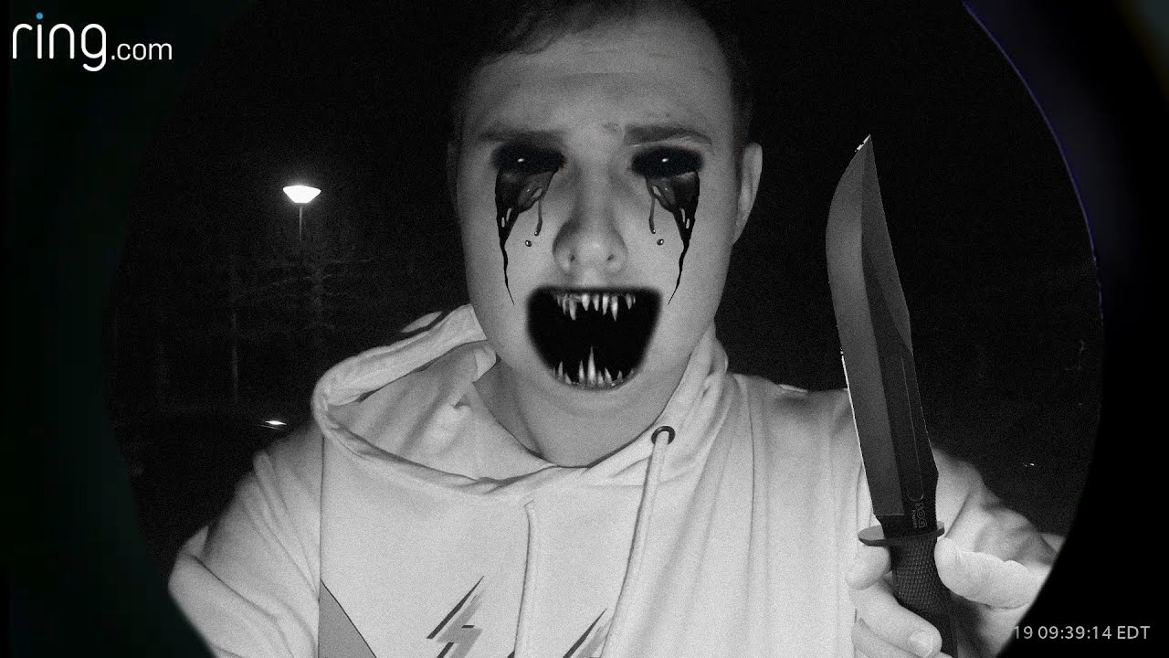 Open NOOIT De VOORDEUR als HORROR DELLIE AANBELT..! *Hij is BINNEN!?*