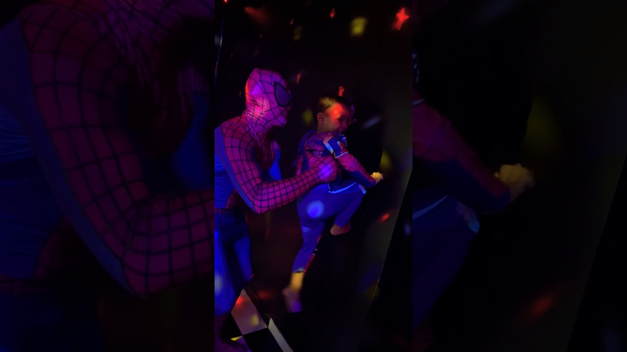 Homem aranha ensinando a subir na parede.   