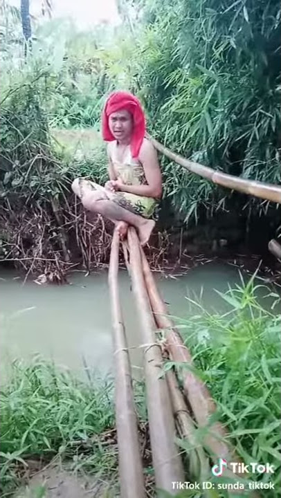 Bencong mau mandi