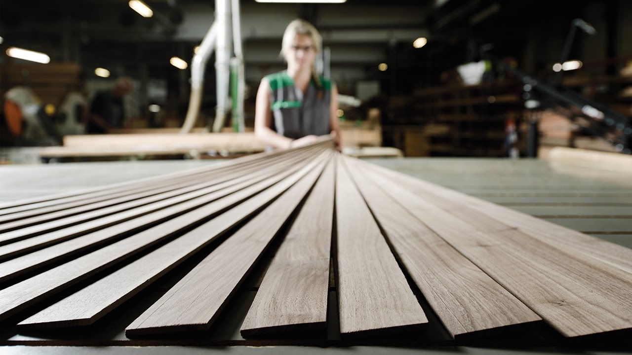 Individuelles Holzbild: Sortierung von Fronten - Malen mit Holz | TEAM 7