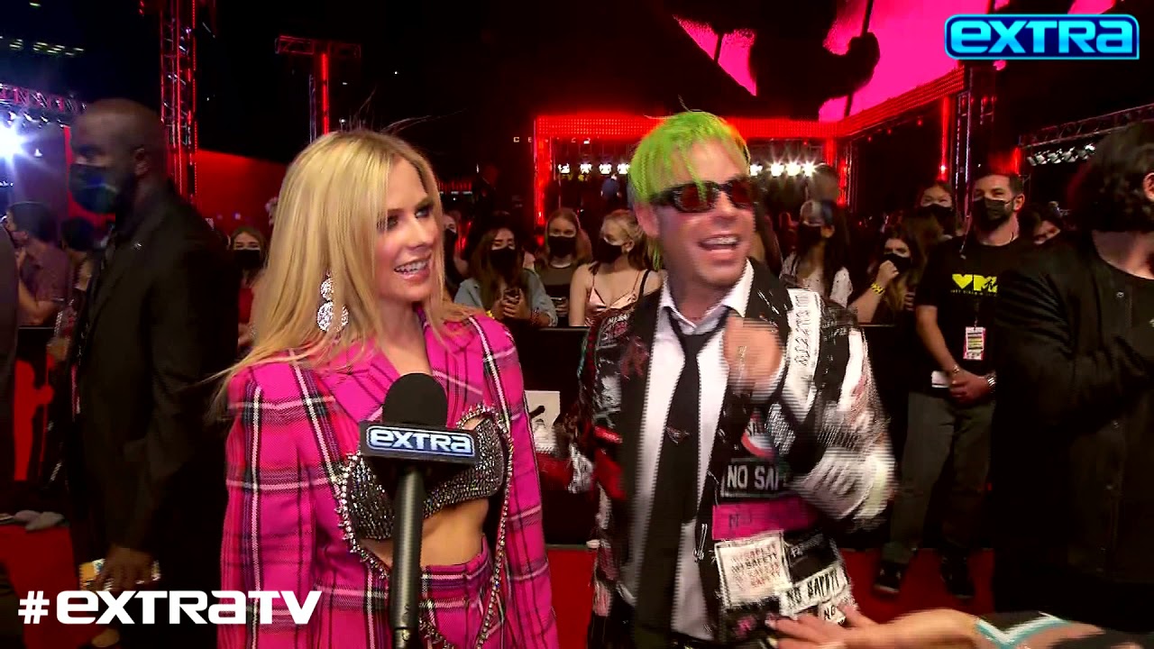 Watch Avril Lavigne Introduce BF Mod Sun to ‘Extra’ at the VMAs