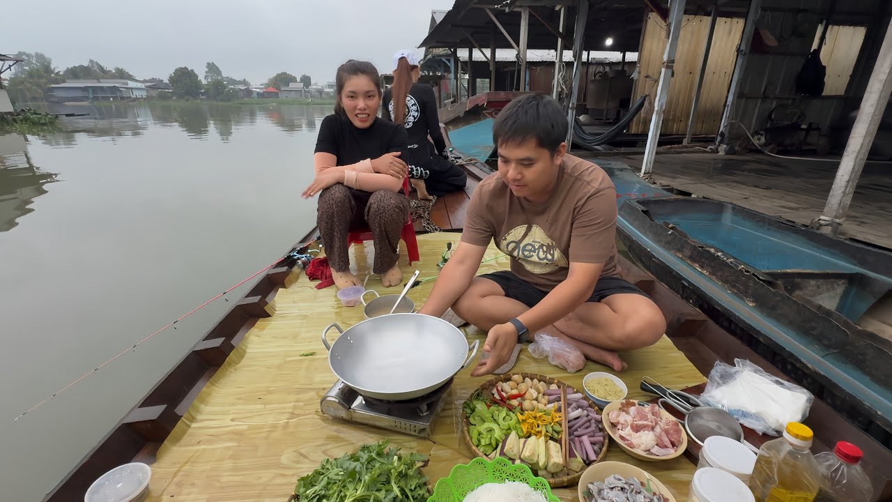 Nấu Lẩu Mắm Trên Ghe Câu Khi Trời Đổ Cơn Mưa Dầm Đầu Năm | Khói Bếp - Tv