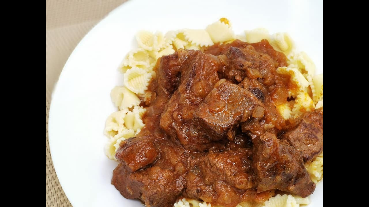 Zarter Gulasch aus Rindfleisch, Rezept, köstlich und einfach YouTube Zarter Gulasch aus Rindfleisch, Rezept, köstlich und einfach YouTube