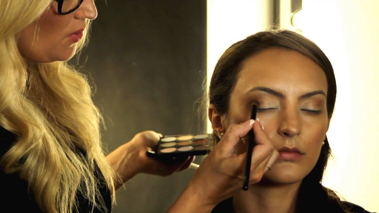 How to Do a Smoky Eye for Eyes That Are Small & Close Together Eye