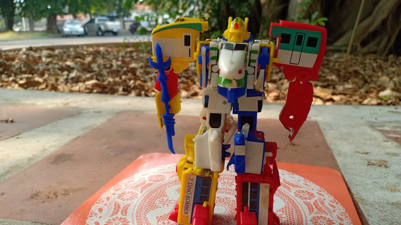 Robot lắp ráp đồ chơi kẹo tri Bomber trong series Might Gaine.