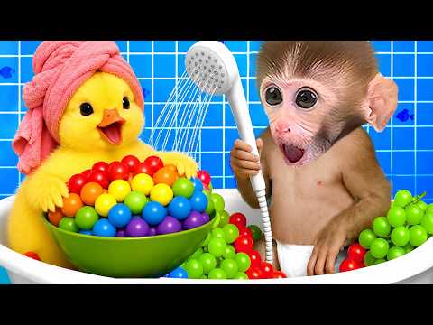 DuDu the monkey collects colorful fruits and runs away from giant bees with little ducks