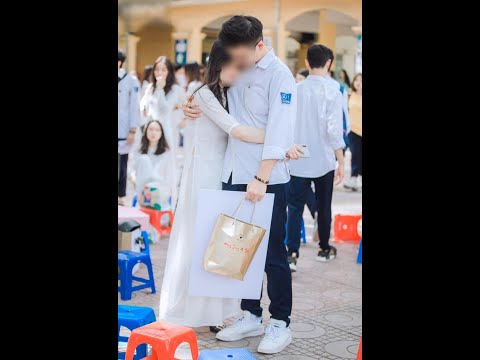 Video Học sinh thoải mái hôn nhau giữa sân trường trong ngày... - youtube
