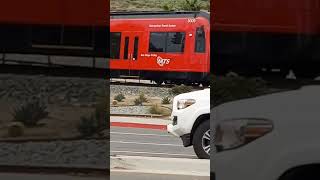 tren de pasajeros llegando a la estación