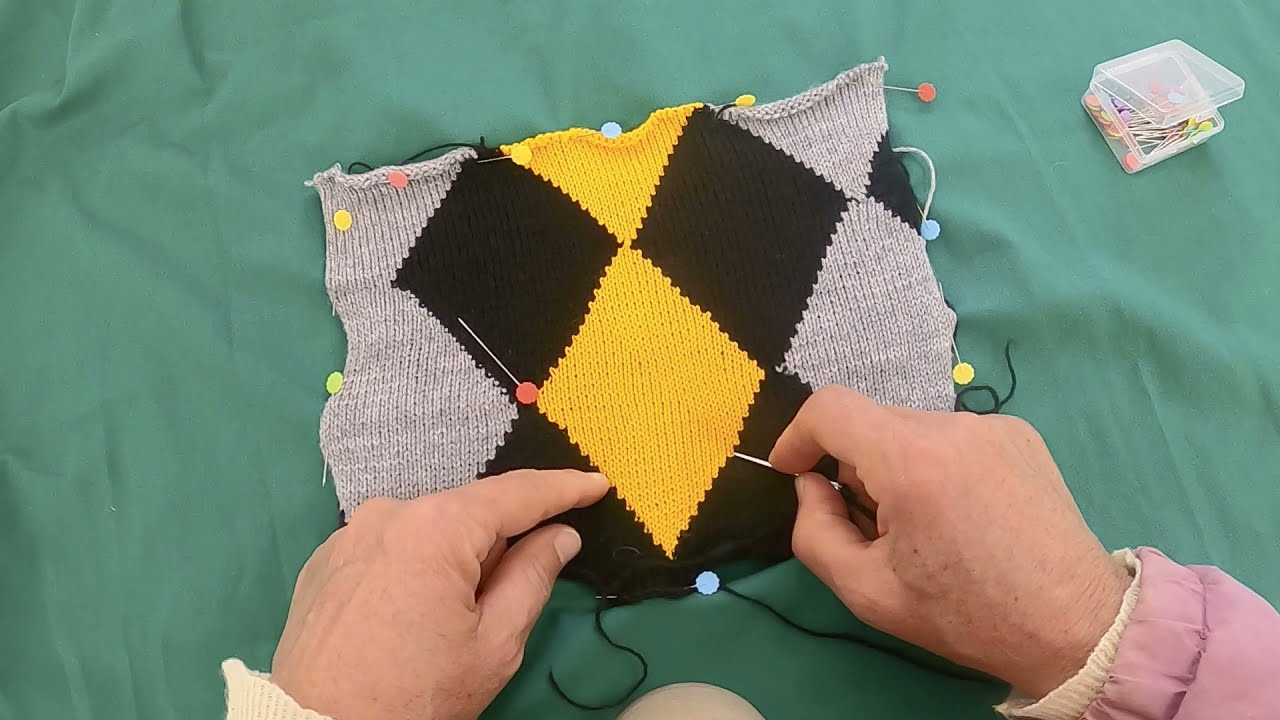 losangos com suspenso feitos em máquina de tricô