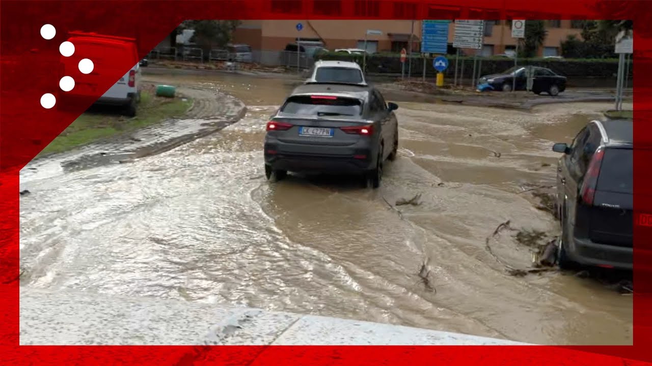 Alluvione a Campi Bisenzio, per le strade allagate del paese sul rimorchio di un furgone