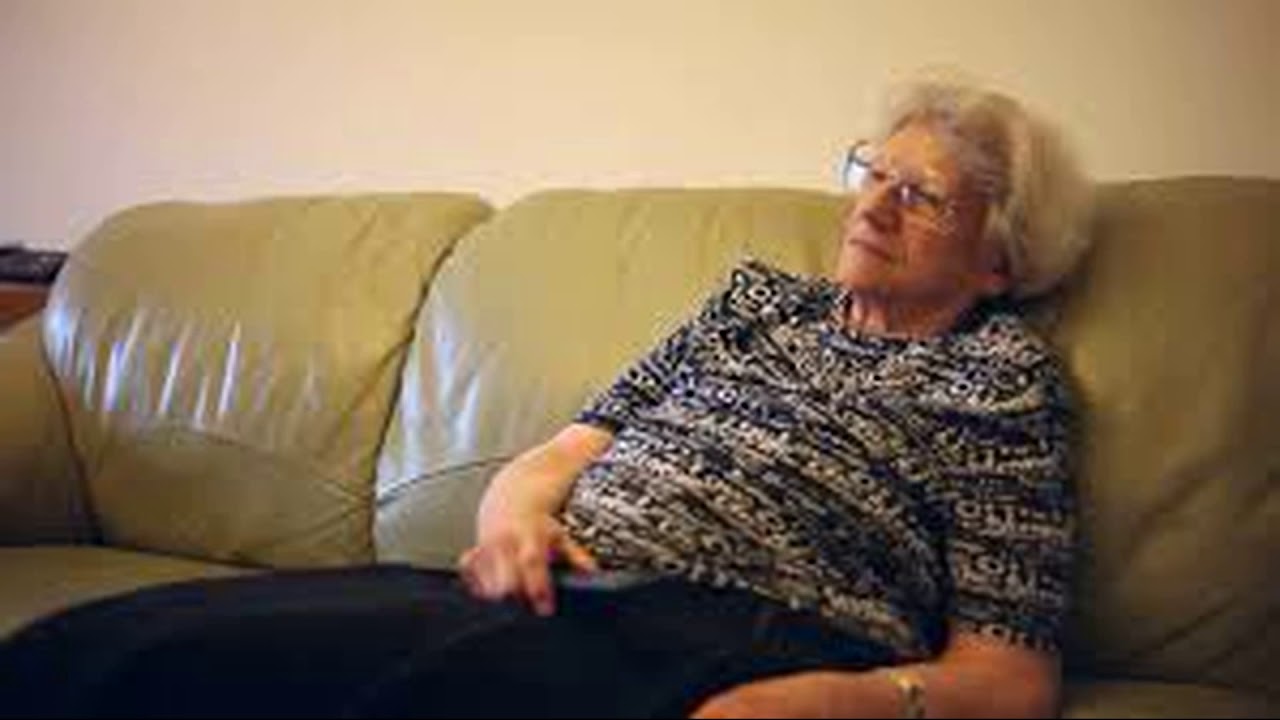 Video Granny Bet alte Oma wird am Straßenrand geschraubt